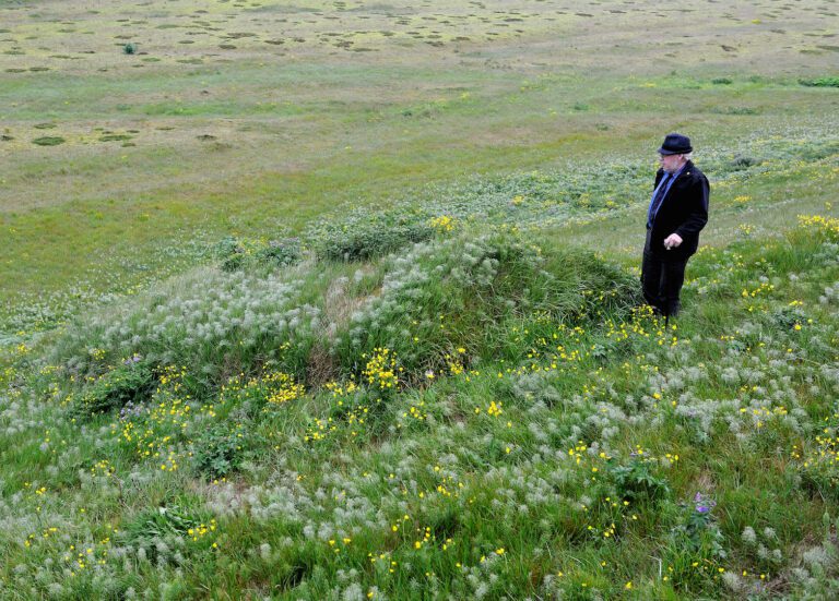 Sigþór Sigurðsson í Litla-Hvammi stendur við völvuleiðið á Felli